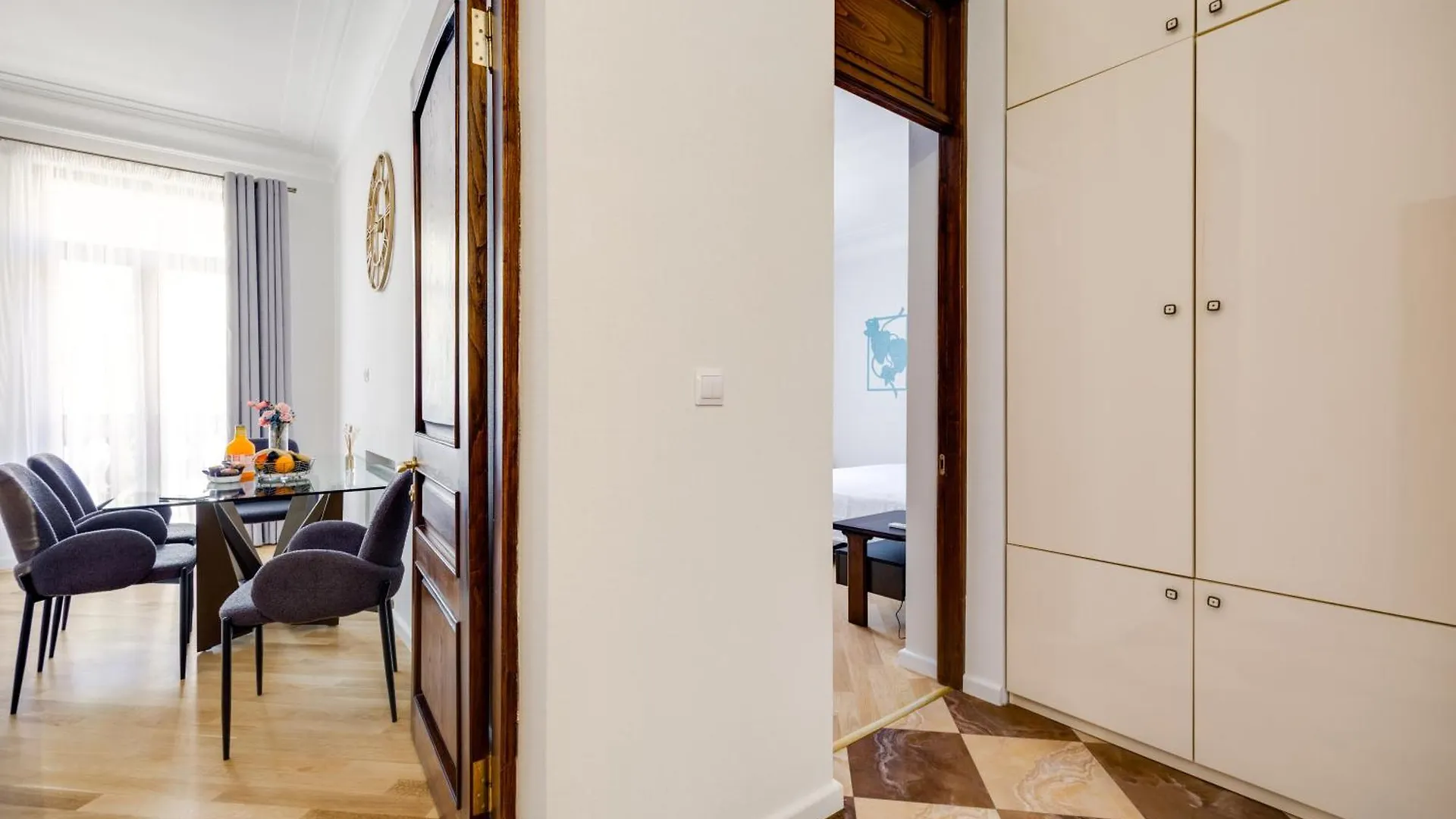 One Rustaveli Suites 1Br With 3 Balconies تبليسي
